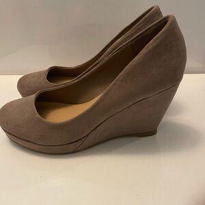 Apt.9 Wedge Pumps Womens 6 Taupe Brown Suede Round Toe Heels Excellen